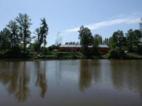 Florennes Gîte neuf 150 M2 devant un grand lac privé de 2 hectares poissonneux au milieu des bois